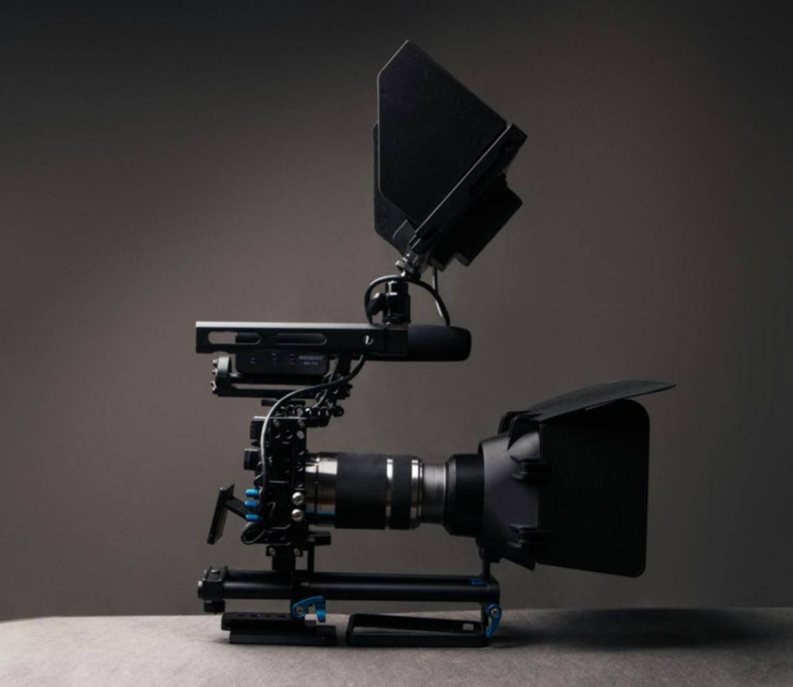 Professionelles Color Grading Setup mit Monitor und Farbkalibrierung